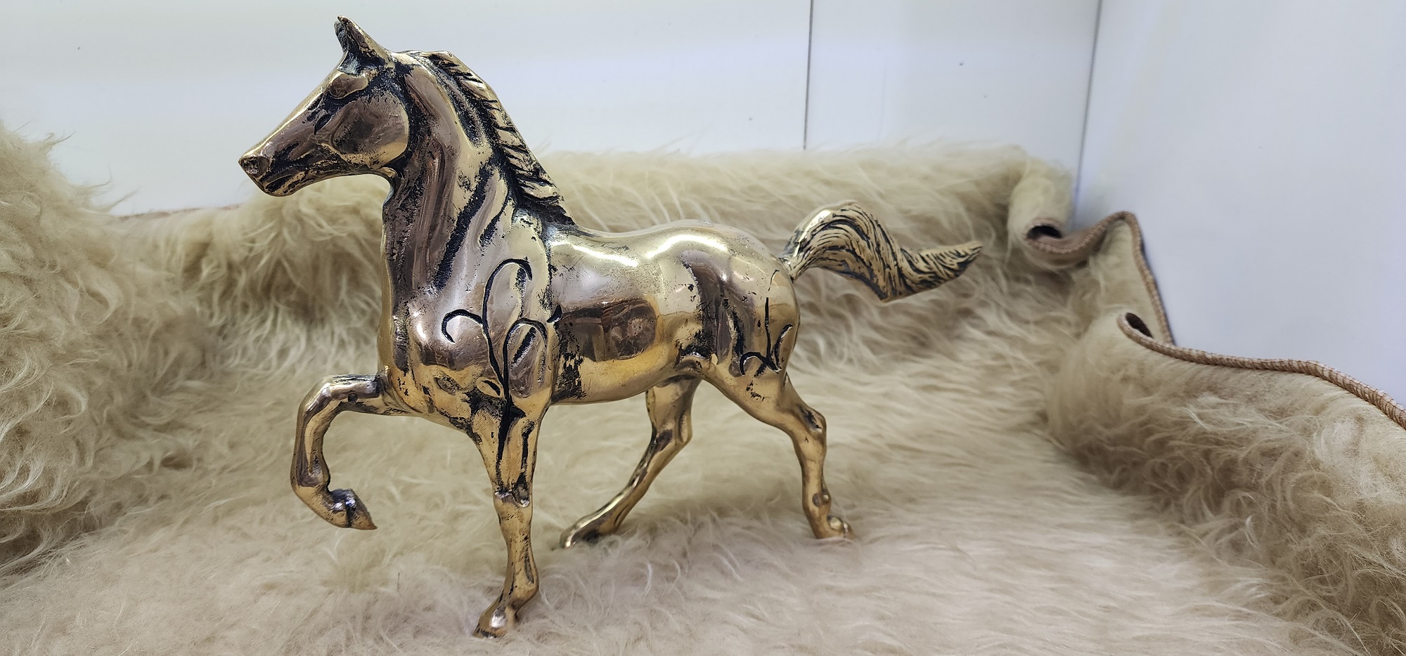 مجسمه برنزي اسب سياه قلم